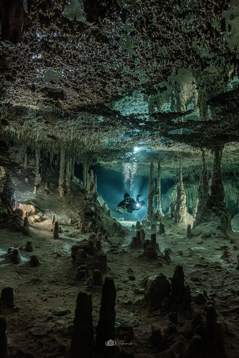 Actividad de buceo en cuevas de Playa del Carmen, México