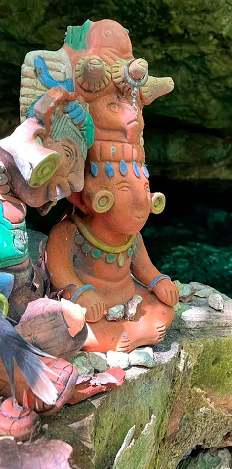 Buceadores explorando un cenote de Yucatán